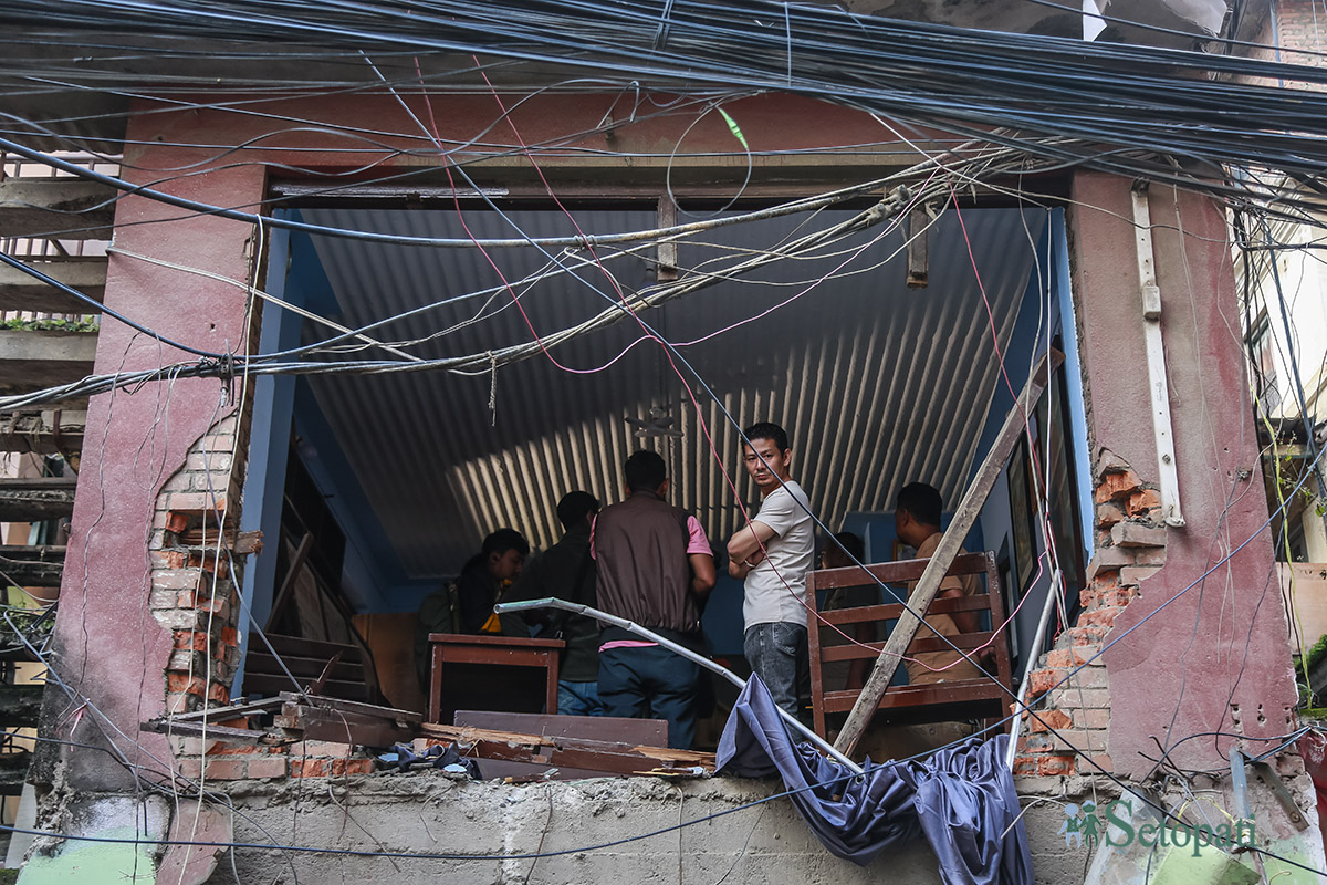 काठमाडौं महानगरपालिकाले शुक्रबार डोजर चलाएर भत्काएको थायमदु (बांगेमुढा) को सामुदायिक घर। तस्बिर: नवीनबाबु गुरूङ/सेतोपाटी